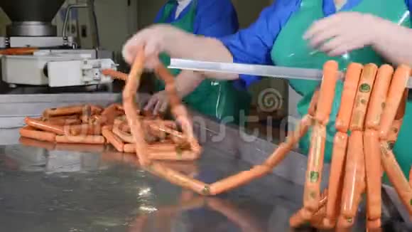 肉类和香肠加工厂的工业香肠生产过程香肠生产线Sausage工厂视频的预览图