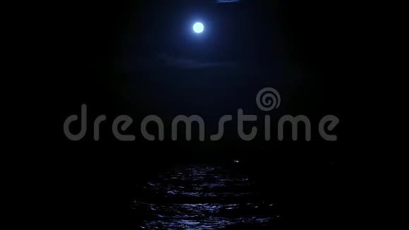 月光在水上月亮在水上月亮在海上月亮在夜空夜空在一个水面上视频的预览图