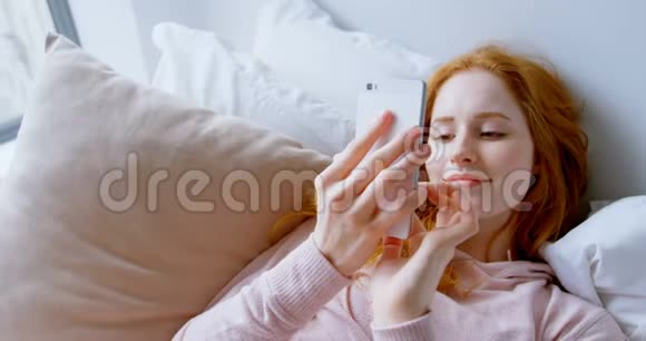 卧室4k的女人用手机视频的预览图