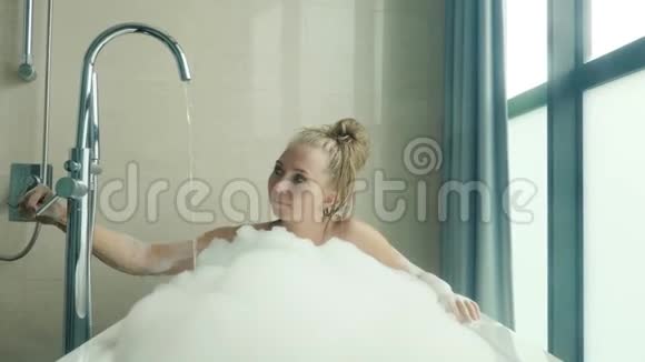 美丽的女人在洗澡视频的预览图