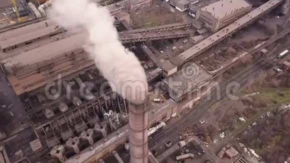 空中观景从工业管道排放到大气用无人驾驶飞机推进烟囱管道特写镜头视频的预览图