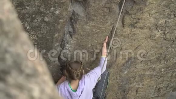 女孩在大自然中攀岩视频的预览图