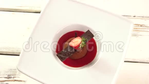 带草莓的巧克力小蛋糕视频的预览图