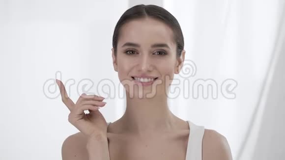 美丽的皮肤有魅力的女人用手指画脸视频的预览图