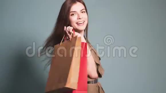 快乐的女孩带着购物袋视频的预览图