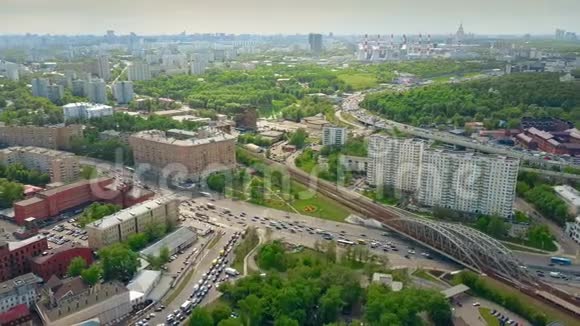 莫斯科高峰时段的城市景观和拥挤的交通视频的预览图