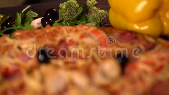 自制传统意大利披萨和食材视频的预览图