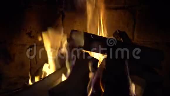 火炉烧在砖炉里取暖视频的预览图