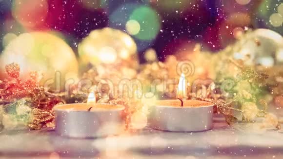 蜡烛和圣诞装饰结合降雪视频的预览图