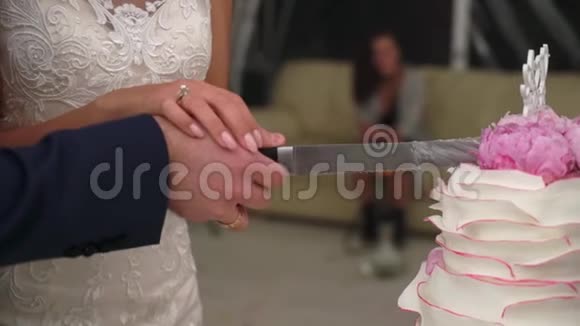 新娘和新郎切婚礼蛋糕视频的预览图