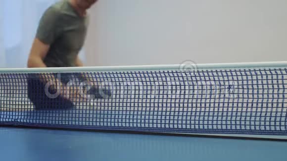 乒乓球发球理念慢动作视频乒乓球生活方式中的模糊焦点男子发球训练视频的预览图