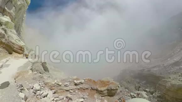 山景与火山口湖视频的预览图
