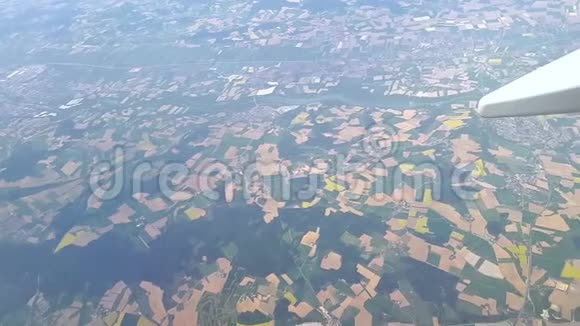 从飞机上飞过农田视频的预览图