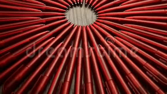 许多红色的钢笔在黑色的木制背景上围成一个圆圈概念办或学校知识日九月一日视频的预览图