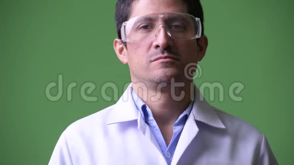 西班牙男子医生戴防护眼镜视频的预览图