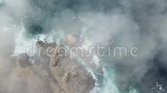 雾在北加利福尼亚海岸漂流视频的预览图
