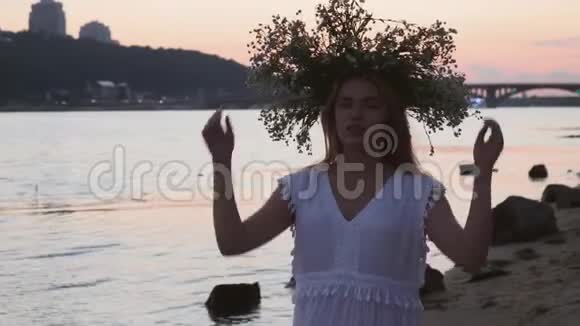 在河岸上穿着白色长裙的漂亮女孩视频的预览图