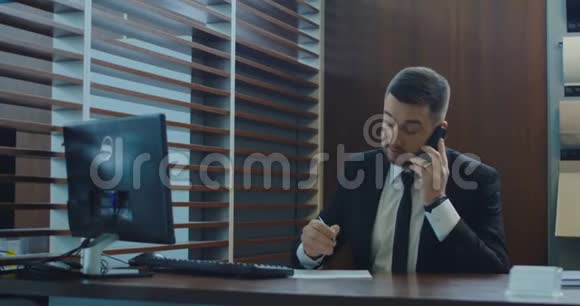 忙碌的经理在办公室工作视频的预览图