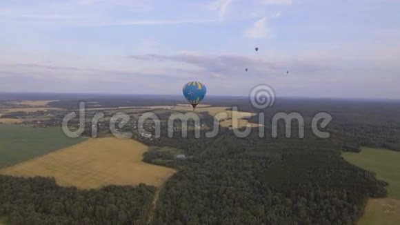 在麦田上空的热气球空中景观视频的预览图