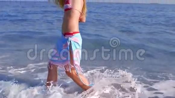 美丽的金发女郎在大海中嬉戏视频的预览图