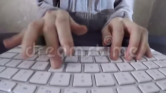 自由职业者在键盘电脑打字视频的预览图