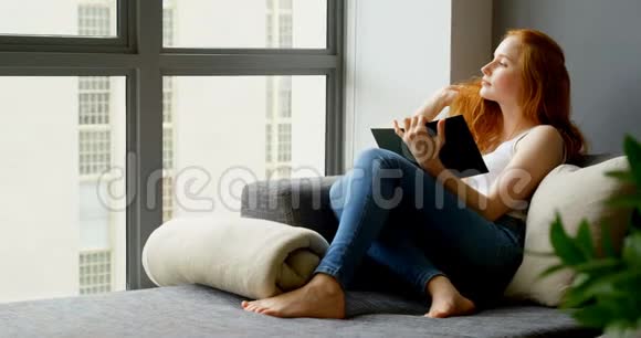 女人在客厅读一本书视频的预览图