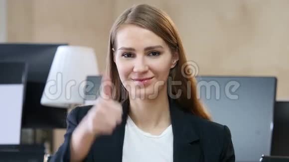 办公室里的女人竖起大拇指视频的预览图