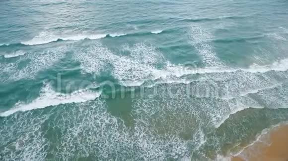 带海滩波的热带海洋视频的预览图