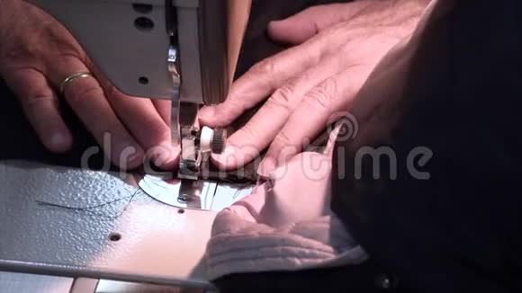 裁缝缝在缝纫机上视频的预览图