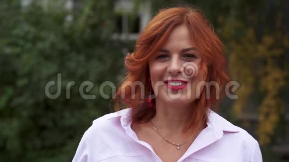 一个红头发的漂亮女人的肖像慢动作视频的预览图