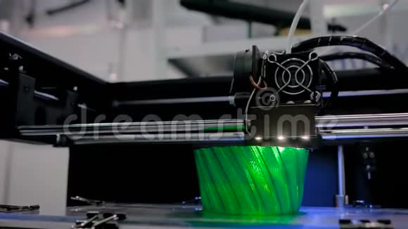 现代3D打印机打印塑料机视频的预览图