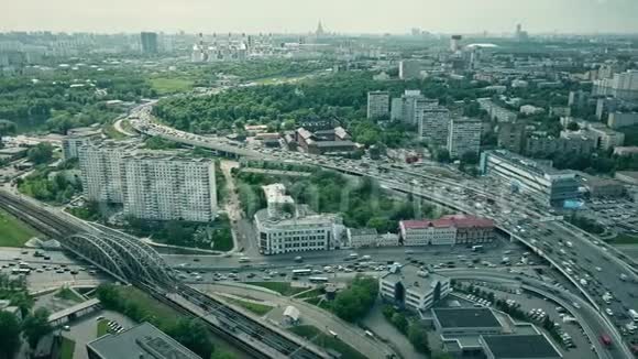 莫斯科城市景观和交通拥挤的交通高峰视频的预览图