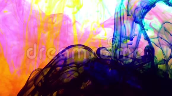 彩色颜料在水背景中的传播视频的预览图