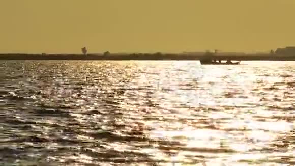 海水中的渔船视频的预览图