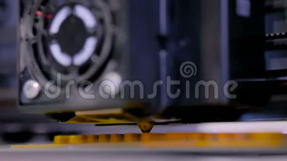 现代3D打印机打印塑料机视频的预览图