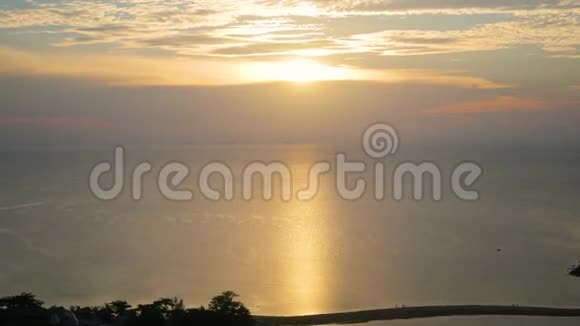 海边美丽的日落全景视频的预览图
