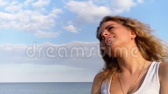 大海上美丽的女孩卷发视频的预览图
