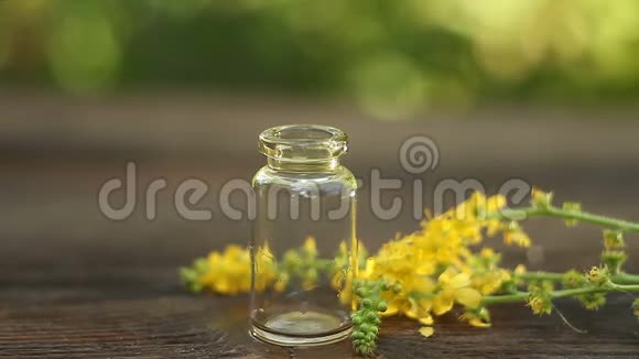 美丽的玻璃瓶桌上鲜花的精华视频的预览图