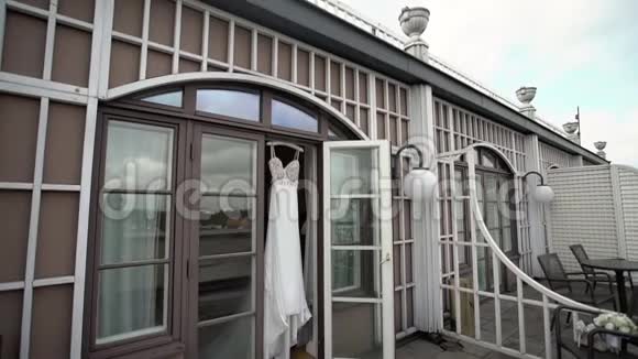 阳台上的新娘礼服视频的预览图