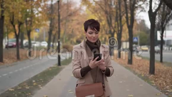 街头使用电话的年轻女子画像视频的预览图
