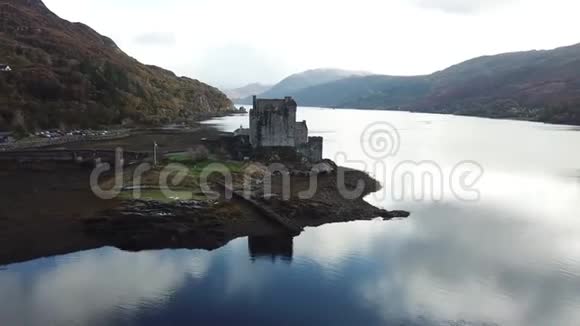 苏格兰多尼在秋季对历史悠久的艾琳多南城堡的鸟瞰视频的预览图