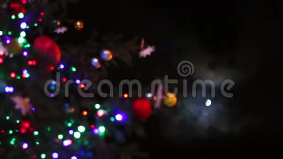 圣诞树上装饰着玩具和灯视频的预览图
