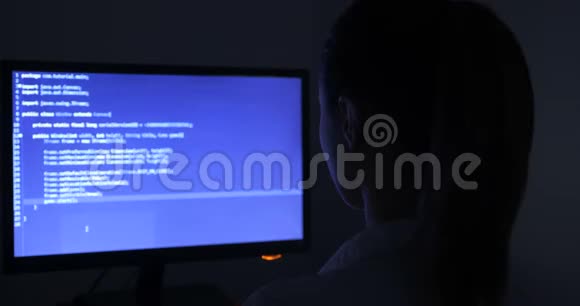 年轻女性黑客程序员在数据中心的电脑上工作的画像视频的预览图