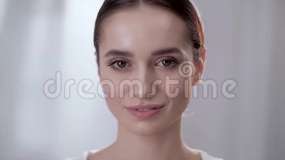 健康的面部皮肤美丽的女人抚摸美丽的脸庞视频的预览图