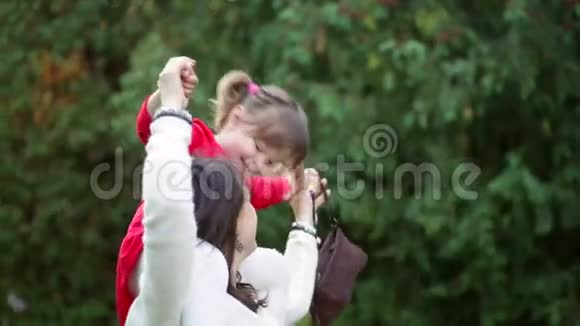 秋天在公园和她妈妈的女儿视频的预览图