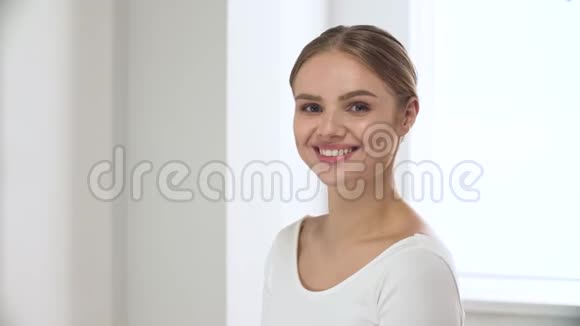 白色室内自然美的幸福女人画像视频的预览图