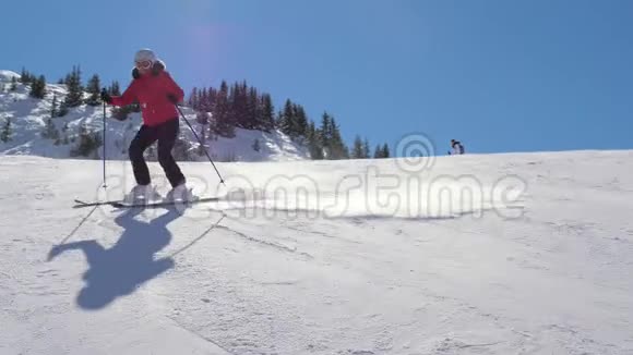 冬季滑雪者在山上的斜坡上滑雪视频的预览图