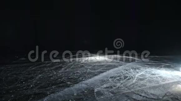 女人是滑冰之夜女孩在大自然中骑着花样冰鞋女人一起骑在冰缝里文学视频的预览图