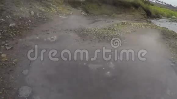 天然火山温泉的沸水视频的预览图