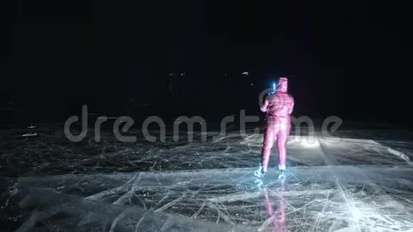 女人是滑冰之夜女孩在大自然中骑着花样冰鞋女人一起骑在冰缝里文学视频的预览图